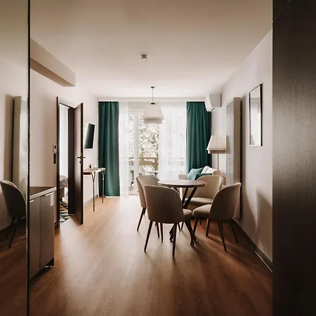 Aparthotel Forest Park & *